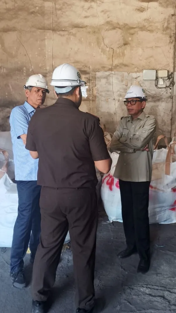 Tim UHLBEE pada JAM PIDSUS Sita Eksekusi Aset Timah Terpidana Tamron alias Aon dalam Perkara Tata Kelola Komoditas Timah