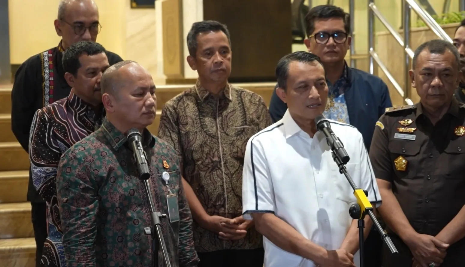 Tim Sembilan Kejagung Geledah Rumah Tersangka FA di Jakarta Selatan