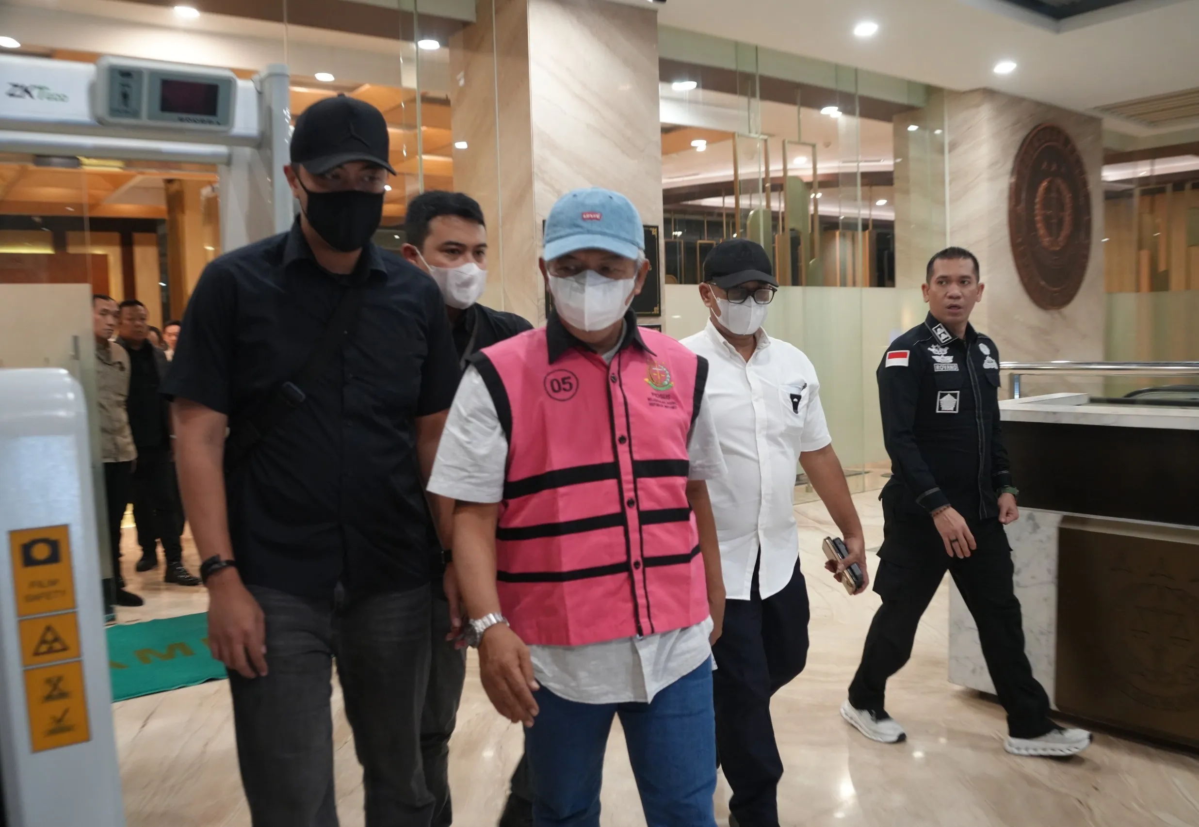 Tim Sembilan Kejagung Geledah Rumah Tersangka FA di Jakarta Selatan