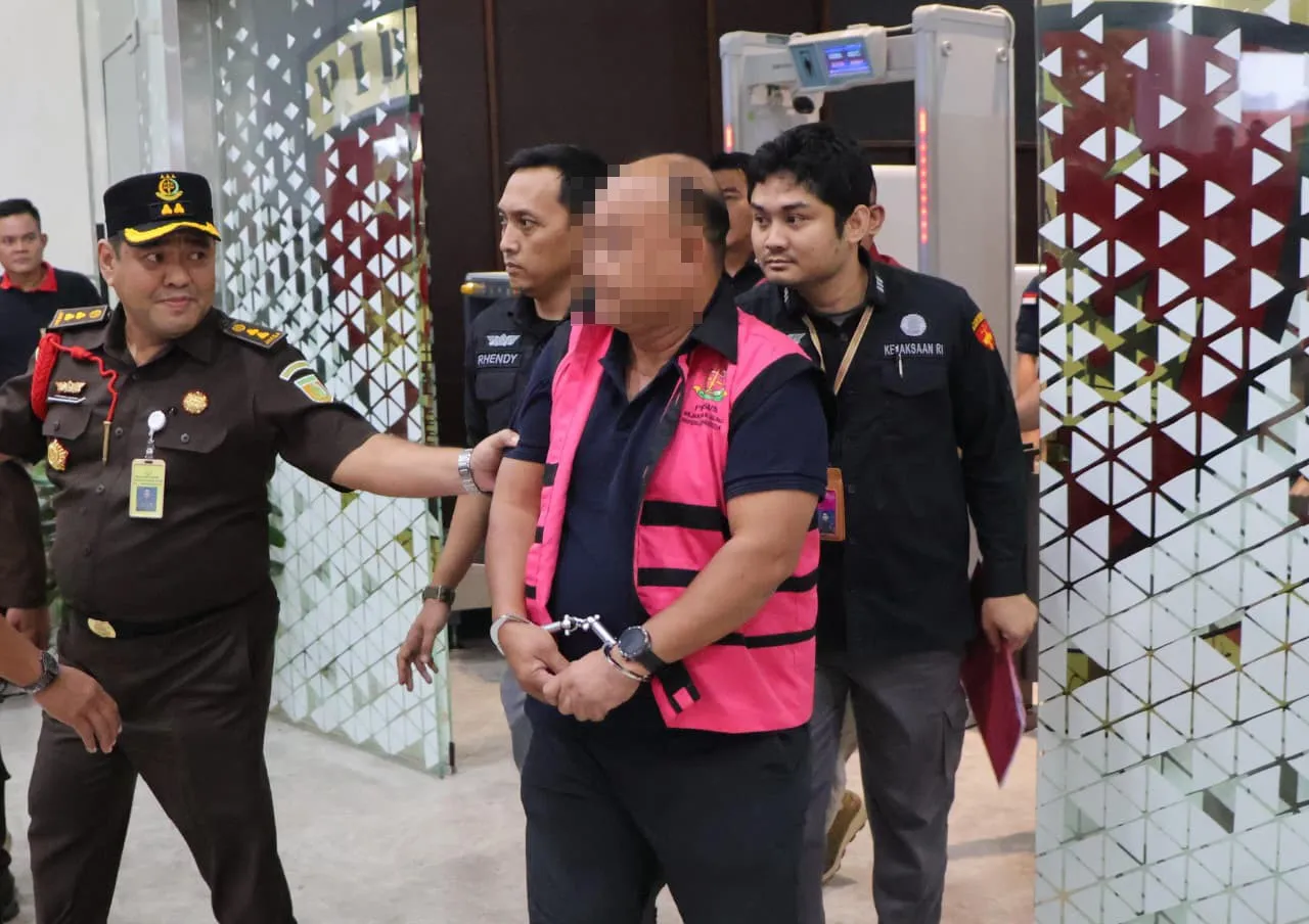 Penyidik JAM PIDSUS Kejagung saat menetapkan mantan ketua BGN sebagai tersangka tata kelola MBG