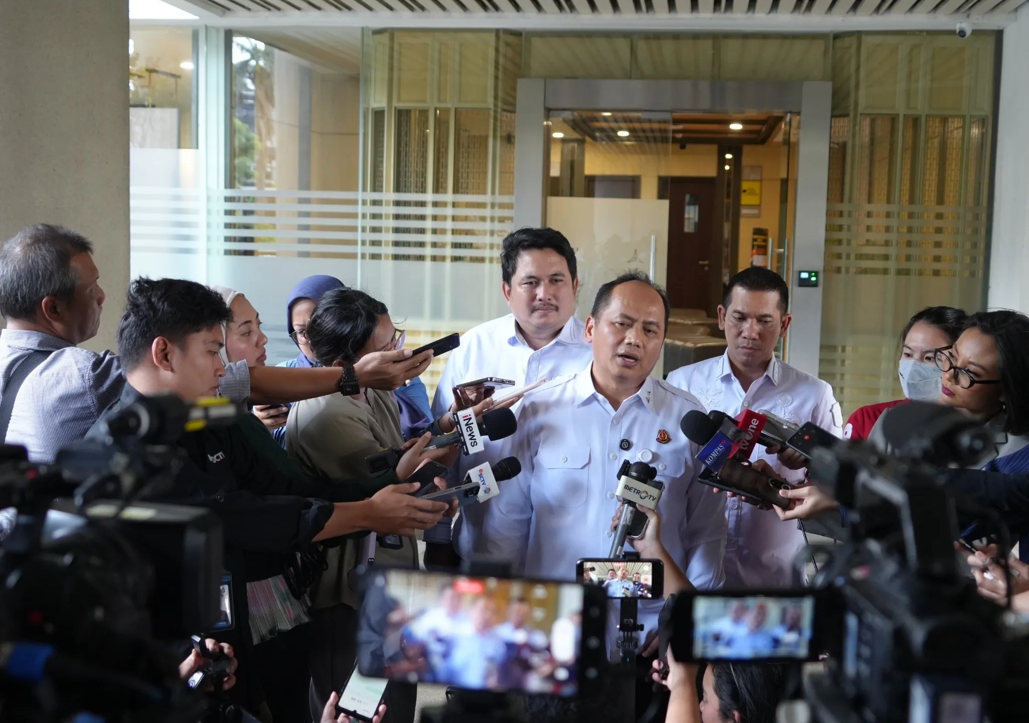 Kapuspenkum Kejagung, Anang Supriatna, S.H., M.H. bersama jajaran saat memberikan keterangan pers