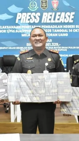 Kejari Tanjung Perak Setor Uang Rampasan Rp4,9 Miliar dari Perkara TPPU Judi Online ke Kas Negara