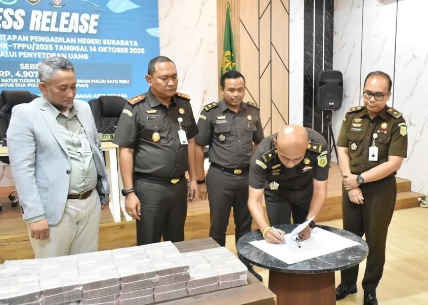 Kejari Tanjung Perak Setor Uang Rampasan Rp4,9 Miliar dari Perkara TPPU Judi Online ke Kas Negara