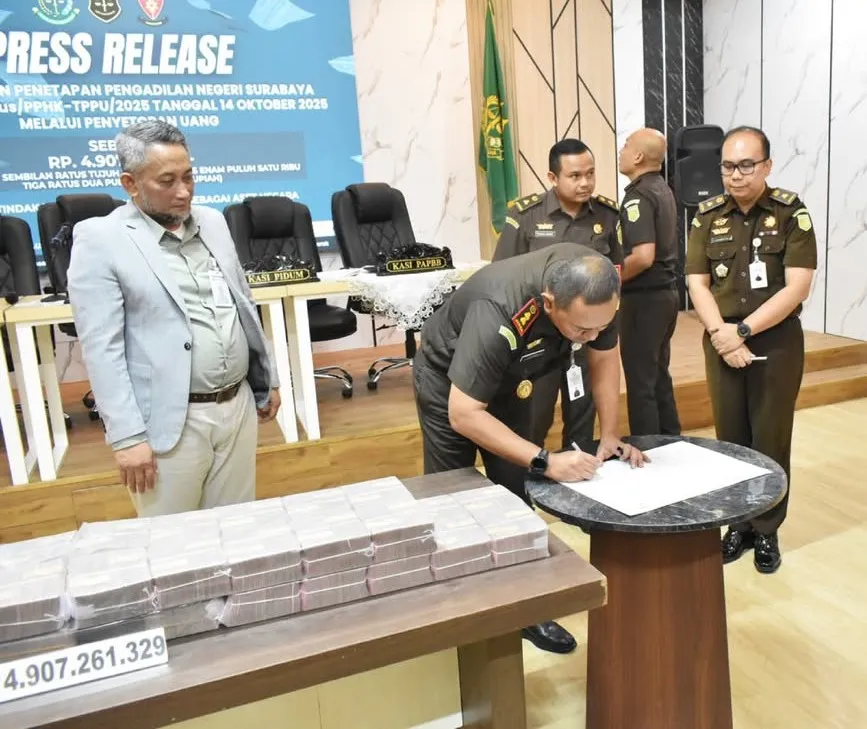 Kejari Tanjung Perak Setor Uang Rampasan Rp4,9 Miliar dari Perkara TPPU Judi Online ke Kas Negara
