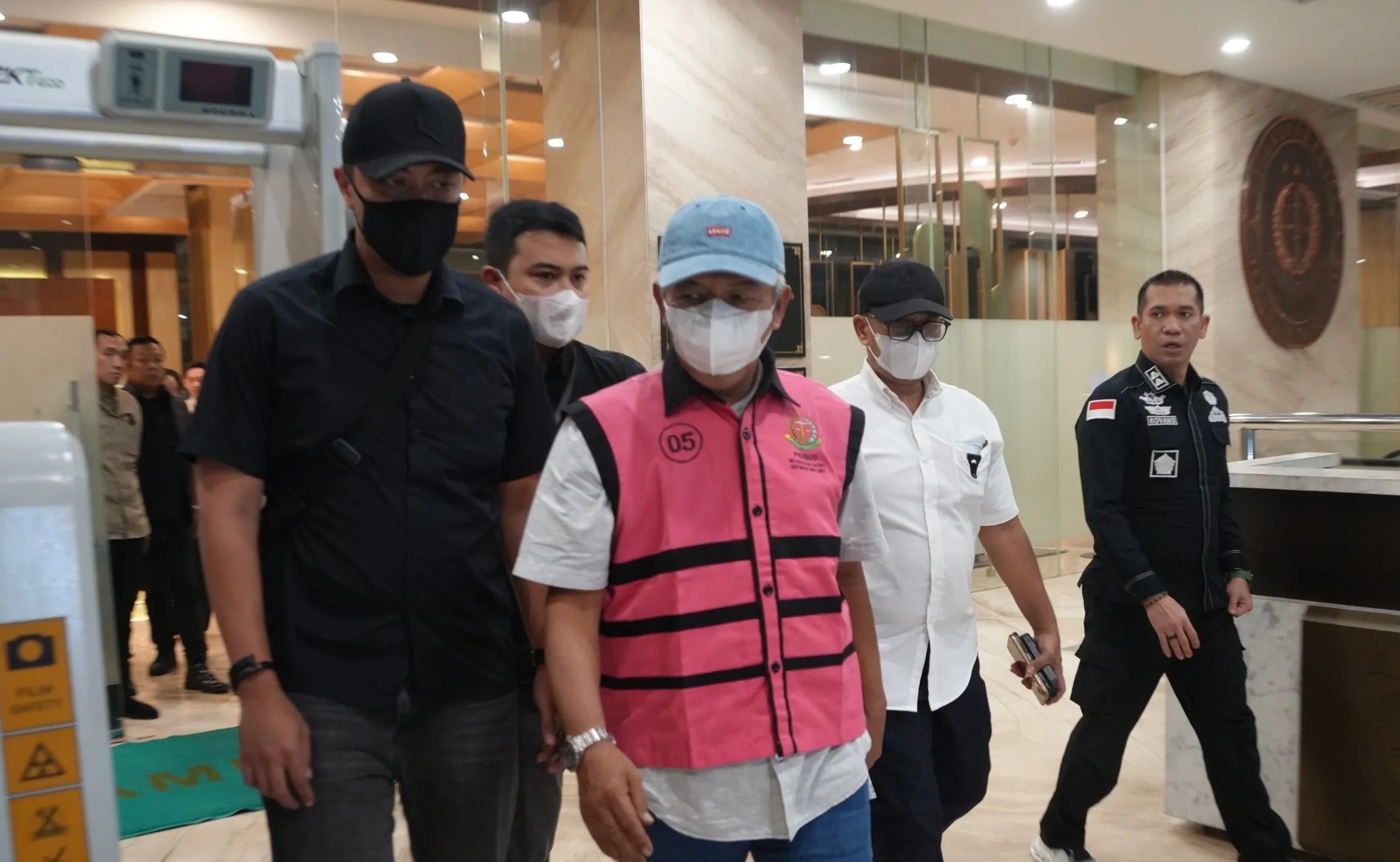 Tersangka NH saat dibawa Tim Penyidik Kejagung