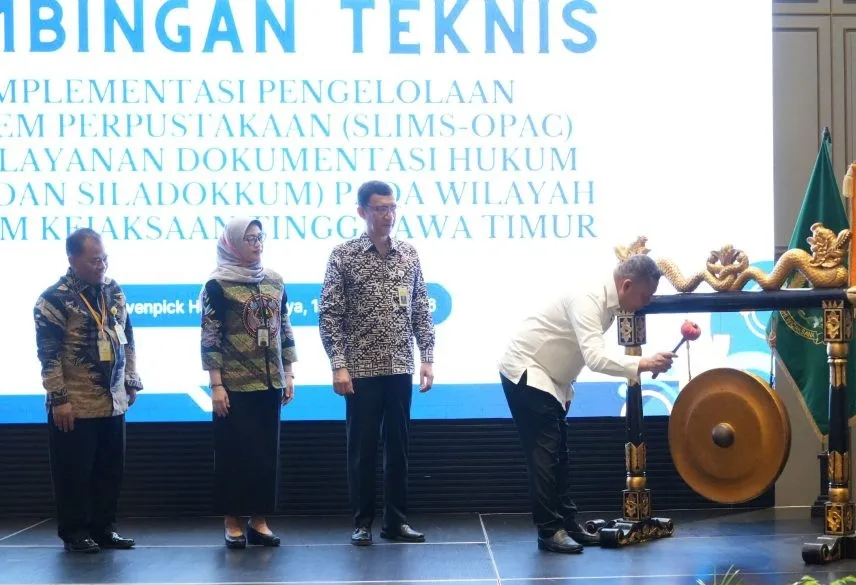 Buka Bimtek SLiMS-OPAC, Kajati Jatim Dorong Transformasi Digital Perpustakaan Kejaksaan