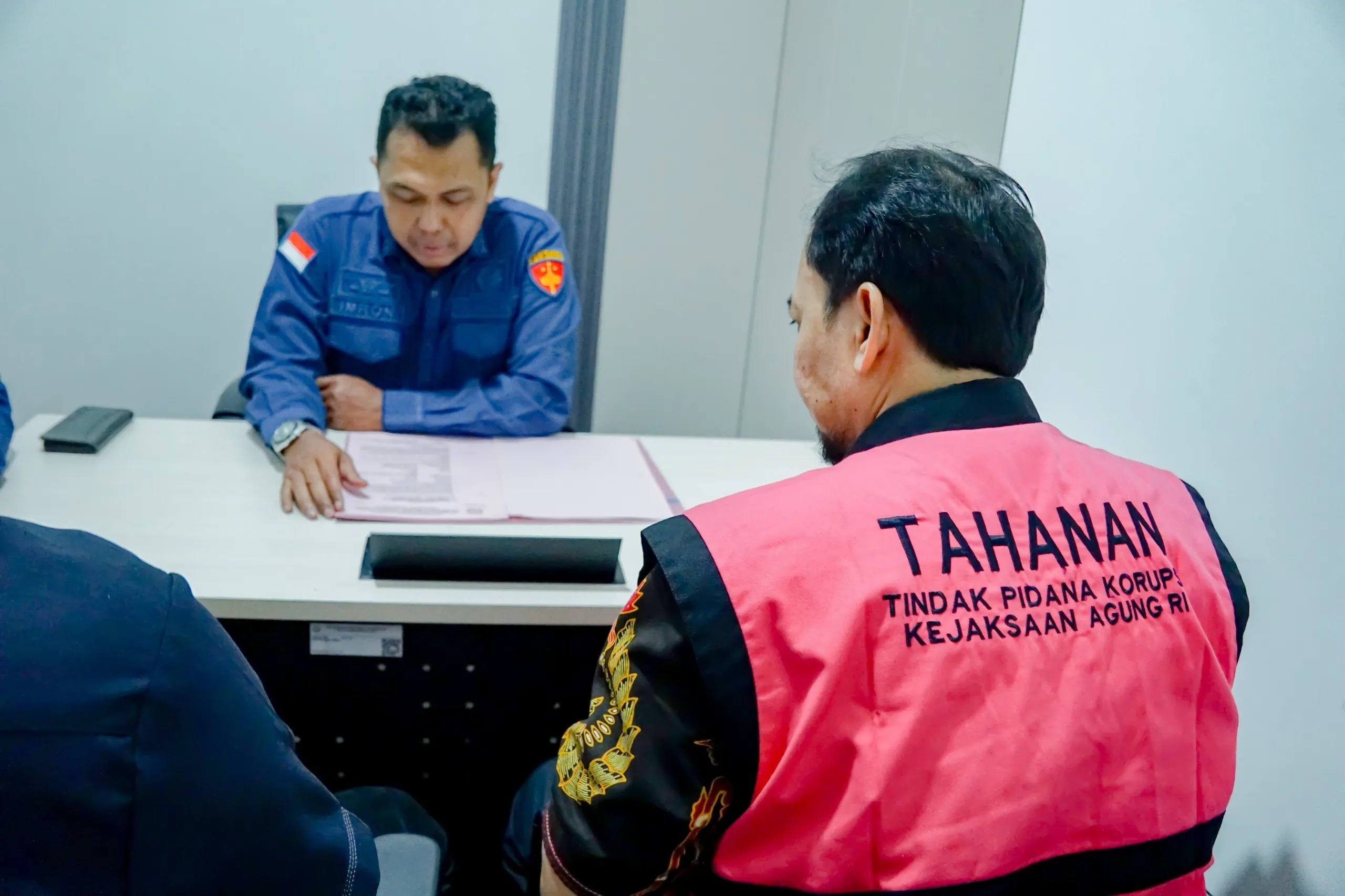 Kejagung Serahkan Tersangka AW dan Barang Bukti Perkara TPPU Suap Gratifikasi Penanganan Perkara ke JPU Jakpus