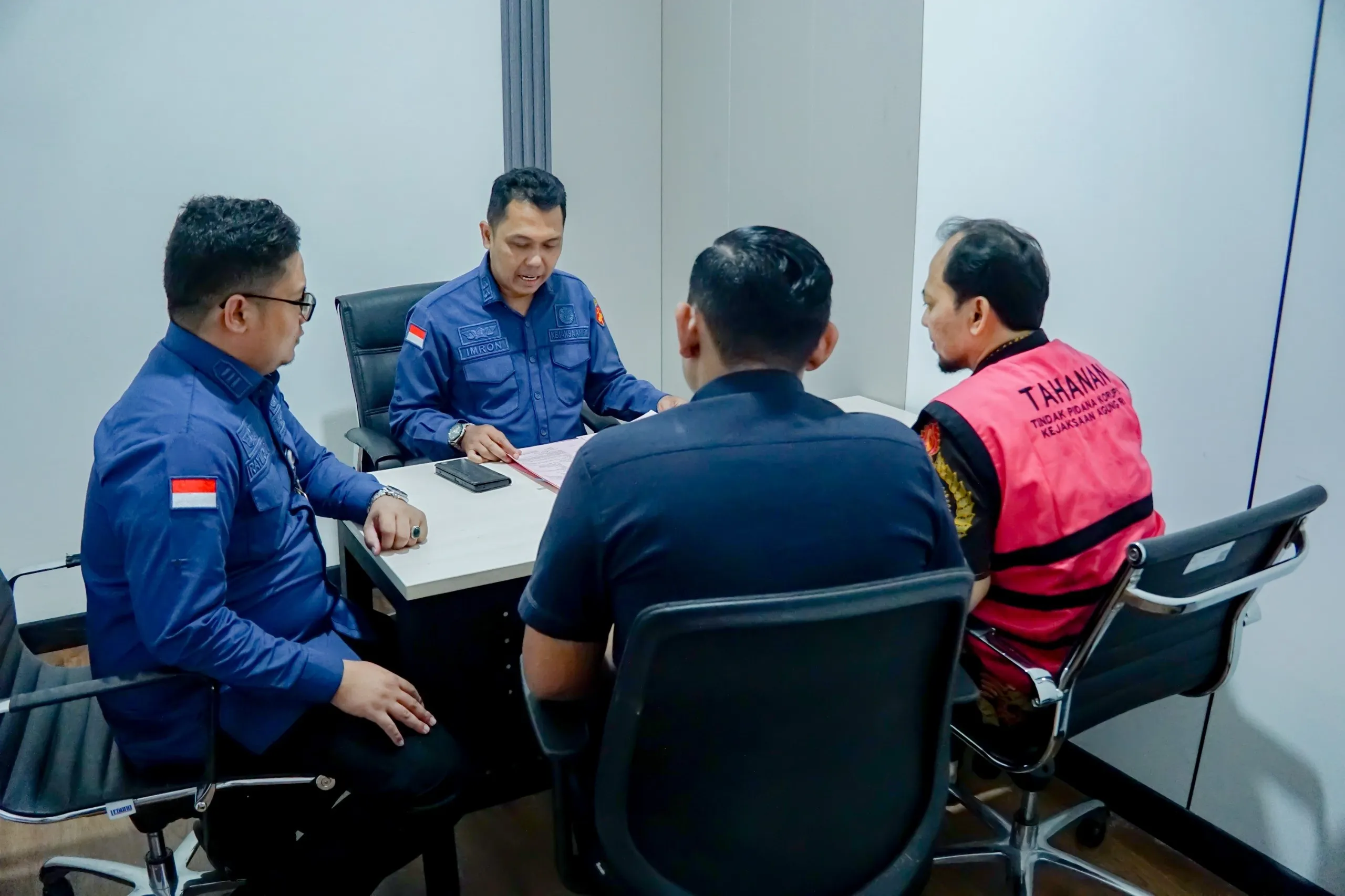 Kejagung Serahkan Tersangka AW dan Barang Bukti Perkara TPPU Suap Gratifikasi Penanganan Perkara ke JPU Jakpus