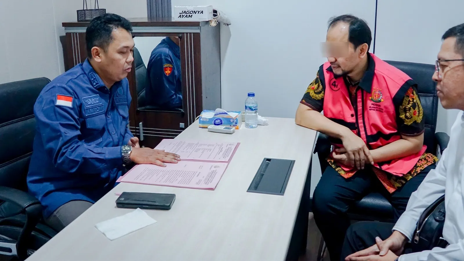 Kejagung Serahkan Tersangka AW dan Barang Bukti Perkara TPPU Suap Gratifikasi Penanganan Perkara ke JPU Jakpus