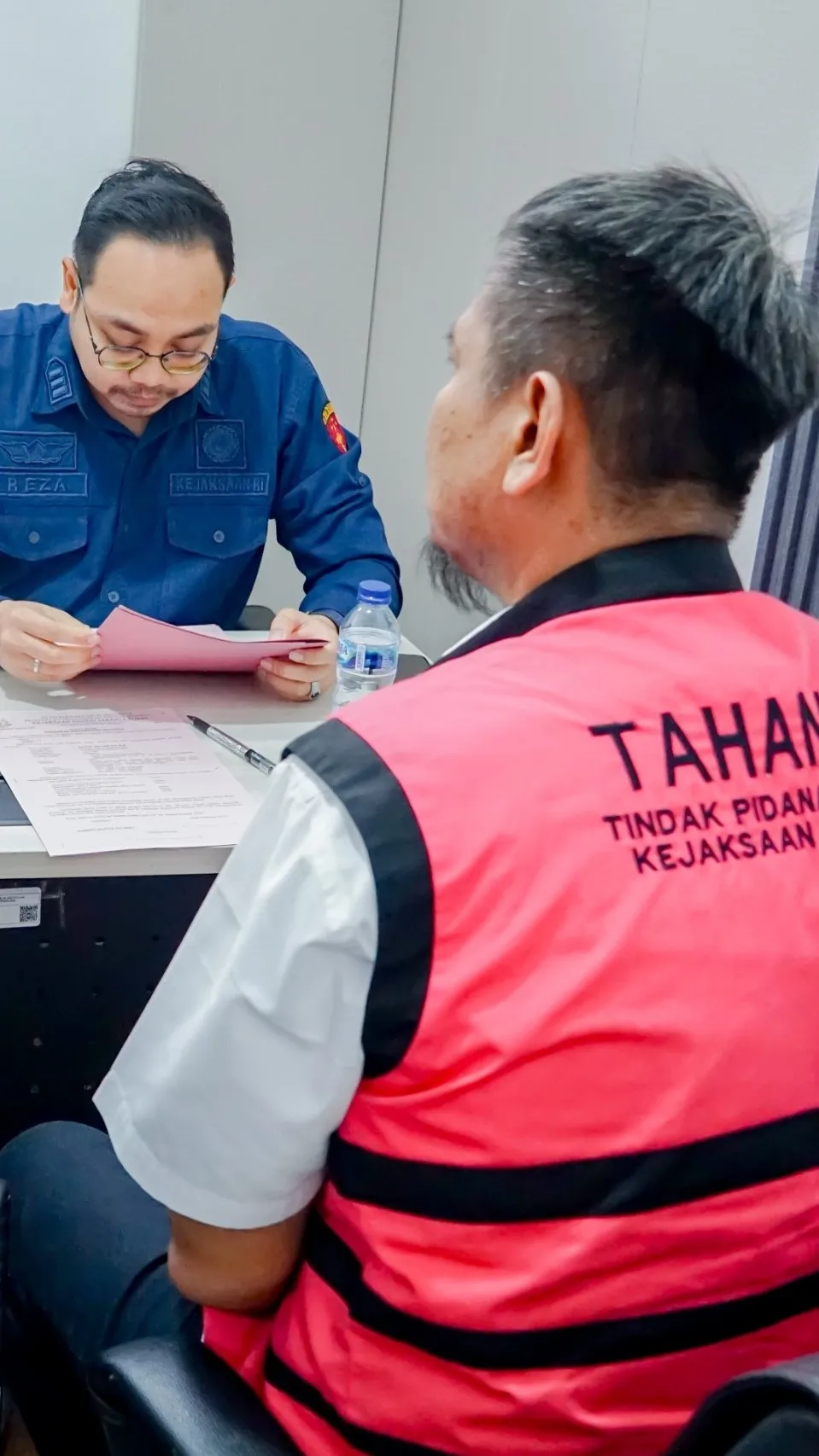 Kejagung Serahkan Tersangka HS dan Barang Bukti Perkara Penyimpangan Pertambangan PT AKT Kalteng