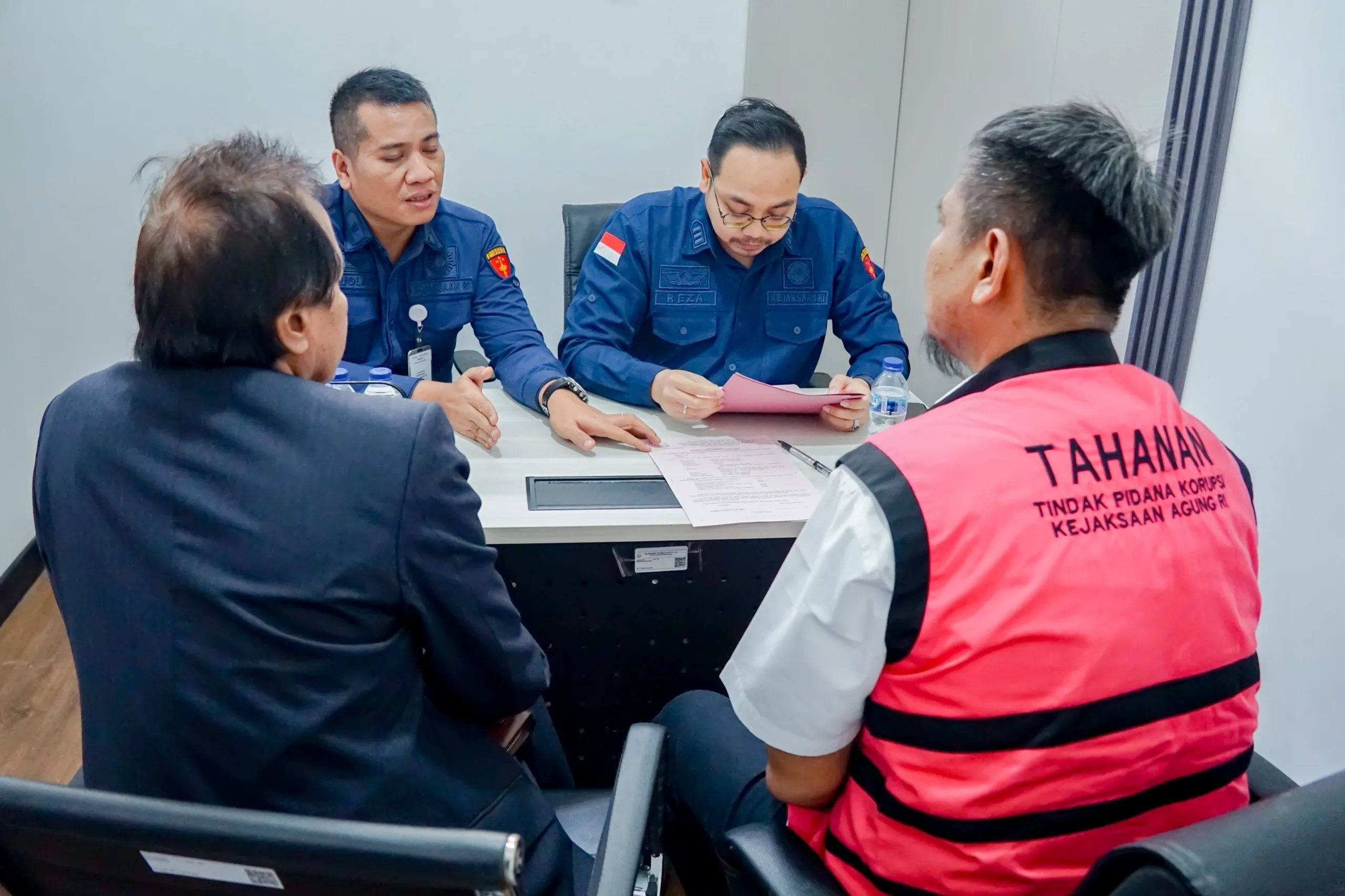 Kejagung Serahkan Tersangka HS dan Barang Bukti Perkara Penyimpangan Pertambangan PT AKT Kalteng