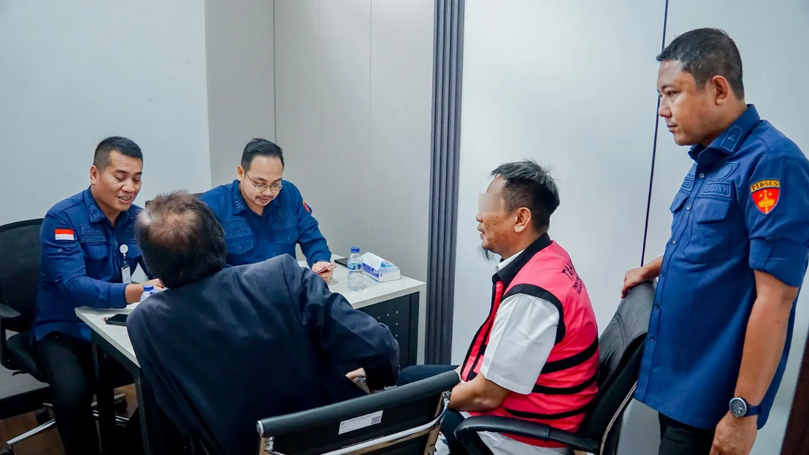 Kejagung Serahkan Tersangka HS dan Barang Bukti Perkara Penyimpangan Pertambangan PT AKT Kalteng