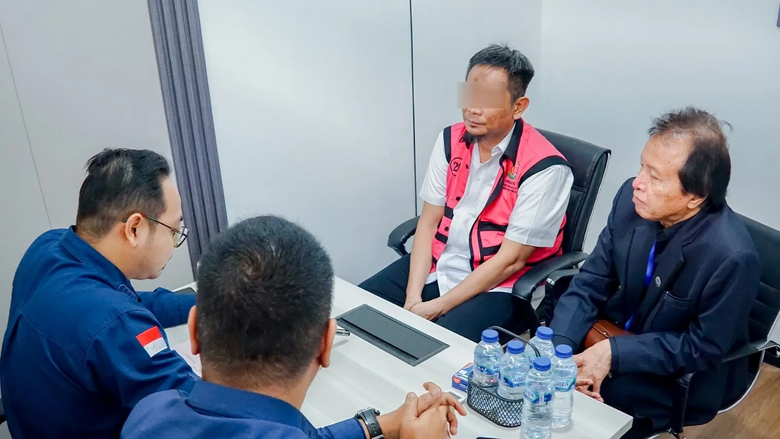 Kejagung Serahkan Tersangka HS dan Barang Bukti Perkara Penyimpangan Pertambangan PT AKT Kalteng