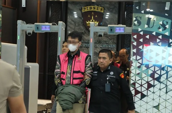 Penyidik JAM PIDSUS kala menahan para tersangka Perkara Pertambangan Mineral Bukan Logam PT PMM
