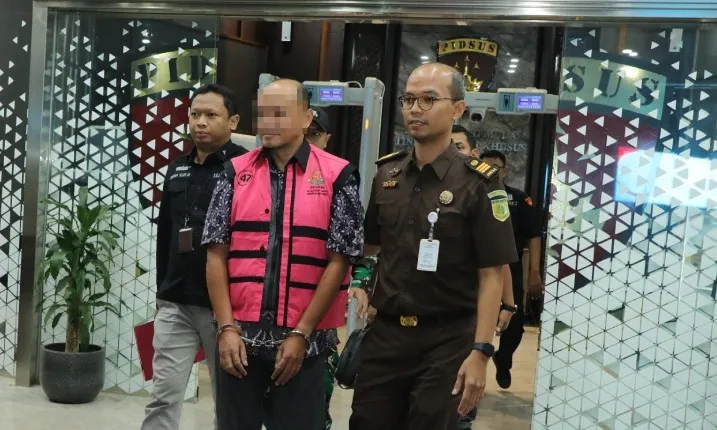 Penyidik JAM PIDSUS kala menahan para tersangka Perkara Pertambangan Mineral Bukan Logam PT PMM