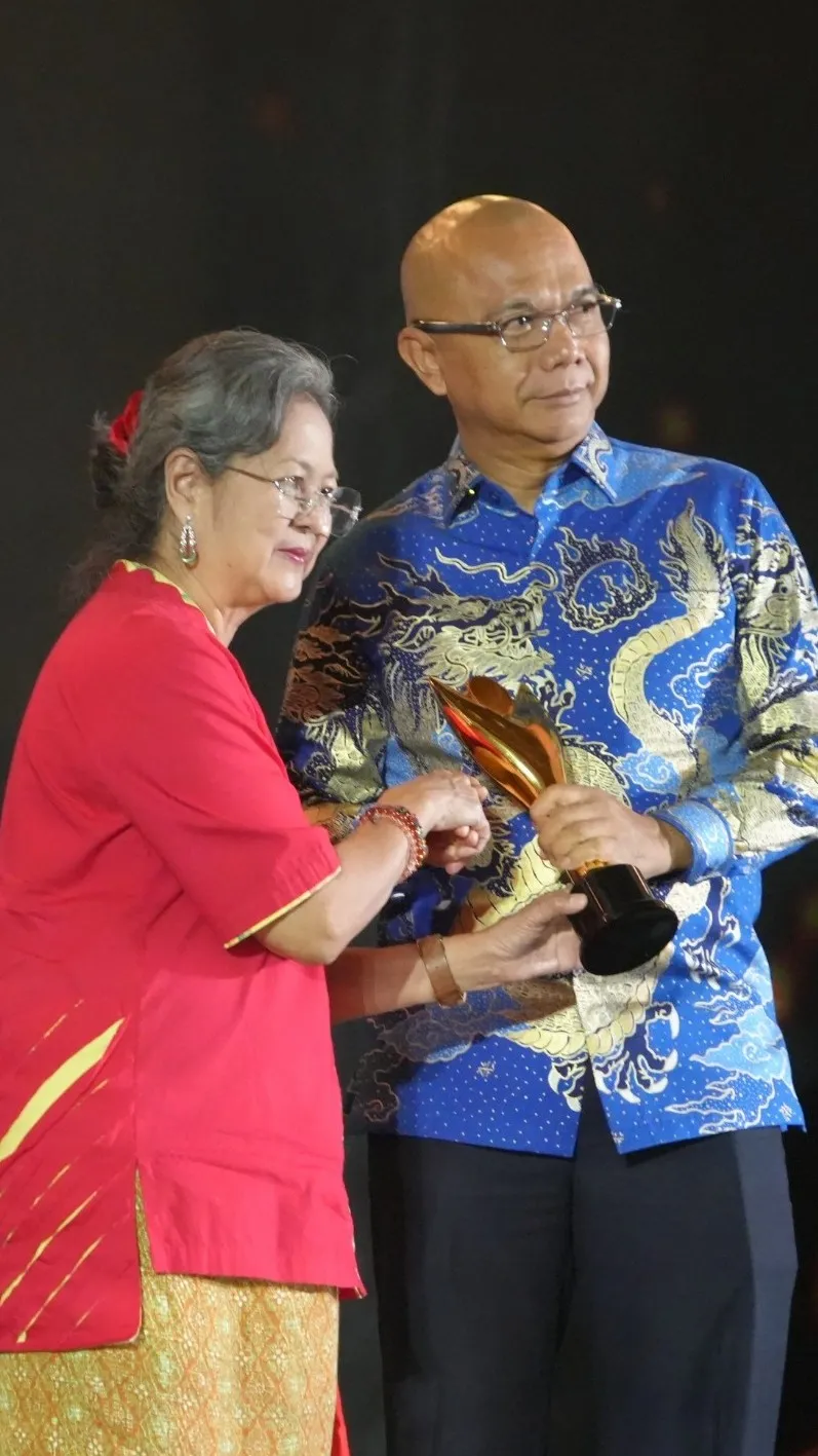 Jamintel Reda Manthovani Menerima Penghargaan Bakti Koperasi Pradana Nayaka dalam Koperasi Awards 2026