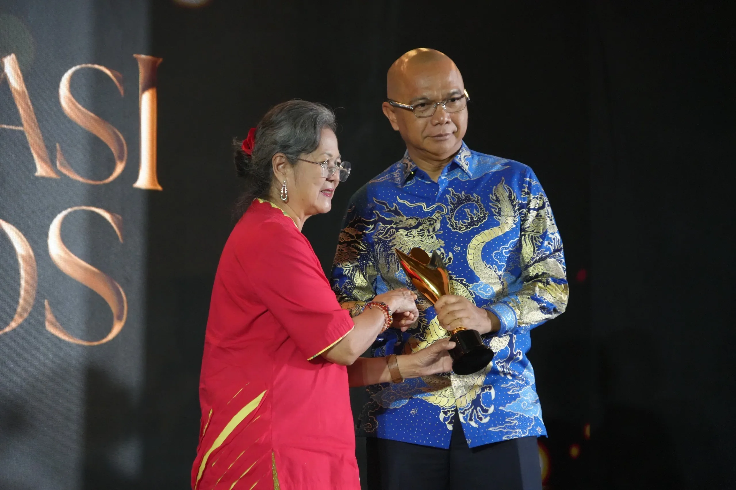 Jamintel Reda Manthovani Menerima Penghargaan Bakti Koperasi Pradana Nayaka dalam Koperasi Awards 2026