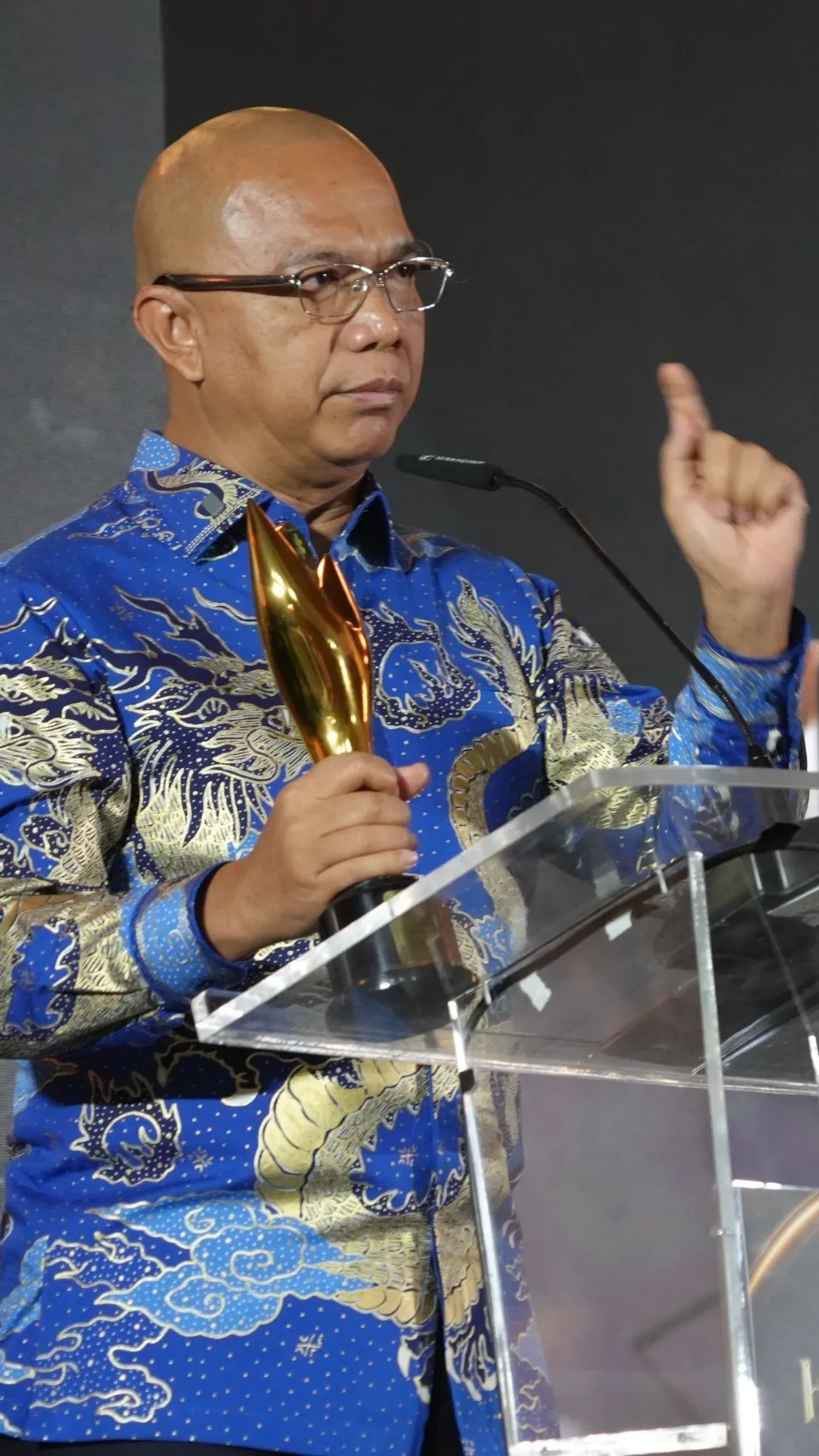 Jamintel Reda Manthovani Menerima Penghargaan Bakti Koperasi Pradana Nayaka dalam Koperasi Awards 2026