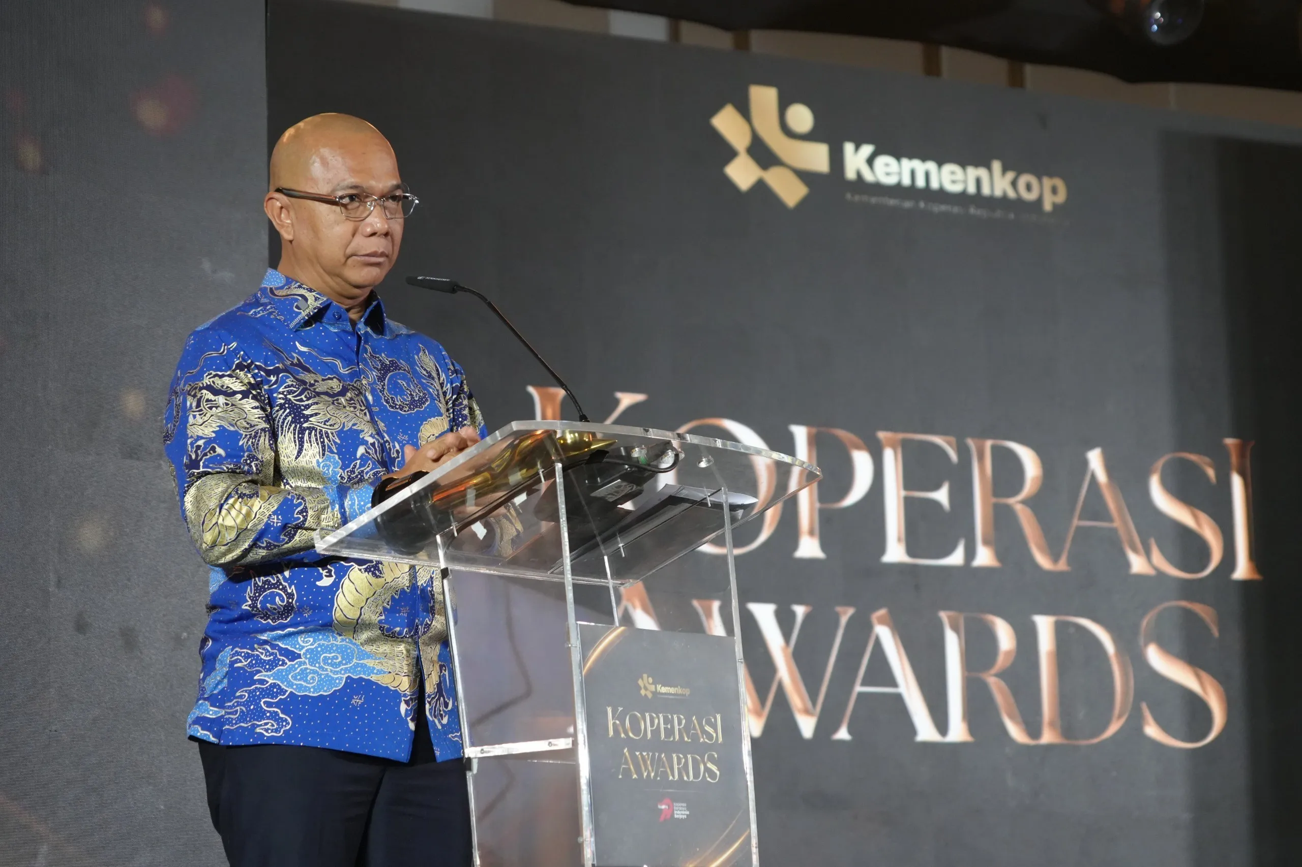Jamintel Reda Manthovani Menerima Penghargaan Bakti Koperasi Pradana Nayaka dalam Koperasi Awards 2026