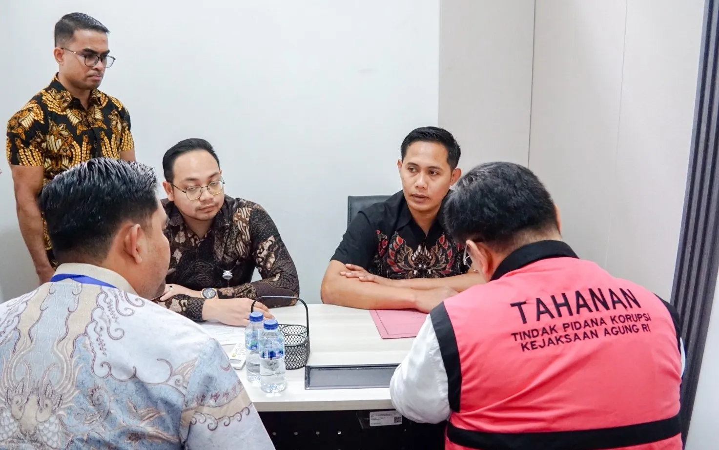 Segera Diadili, Penyidik JAM PIDSUS Serahkan Tersangka YHF dan Barang Bukti Perkara Perintangan di Sidang Pengadilan Perkara CPO