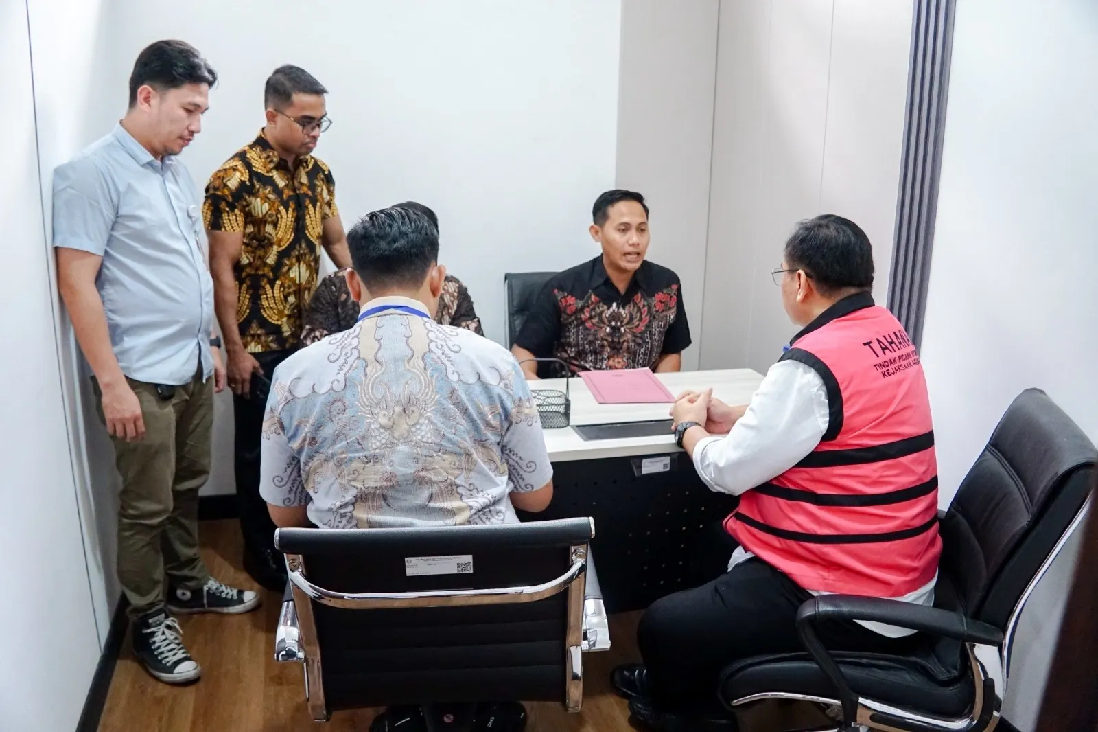 Penyidik JAM PIDSUS Serahkan Tersangka YHF dan Barang Bukti Perkara Perintangan di Sidang Pengadilan Perkara CPO ke JPU Kejari Jakpus
