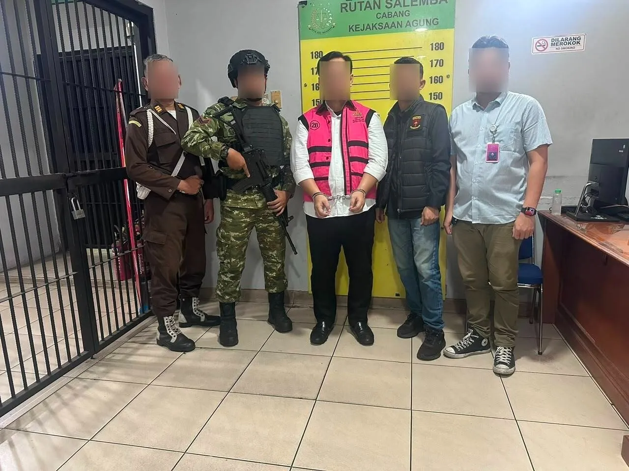 Penyidik JAM PIDSUS Serahkan Tersangka YHF dan Barang Bukti Perkara Perintangan di Sidang Pengadilan Perkara CPO ke JPU Kejari Jakpus