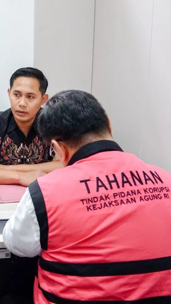 Penyidik JAM PIDSUS Serahkan Tersangka YHF dan Barang Bukti Perkara Perintangan di Sidang Pengadilan Perkara CPO ke JPU Kejari Jakpus