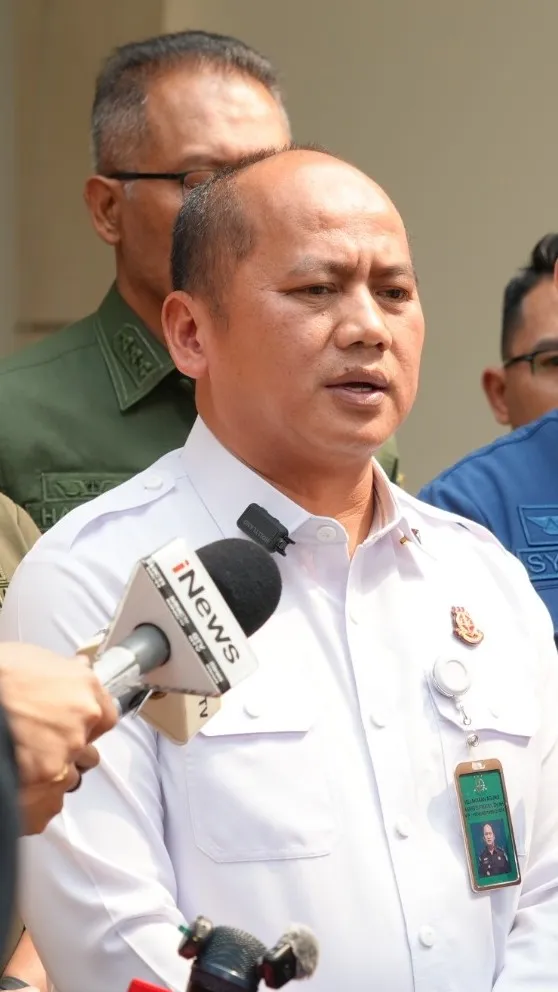 Kapuspenkum Kejagung saat memberikan keterangan pers terkait penetapan LM sebagai tersangka baru program MBG pada BGN