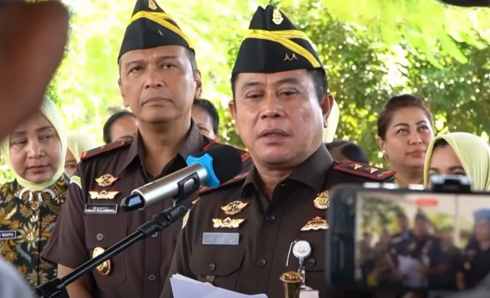 Kejaksaan RI Melalui Kejati NTT Salurkan Bantuan Kemanusiaan untuk Korban Bencana Gempa Bumi Flores