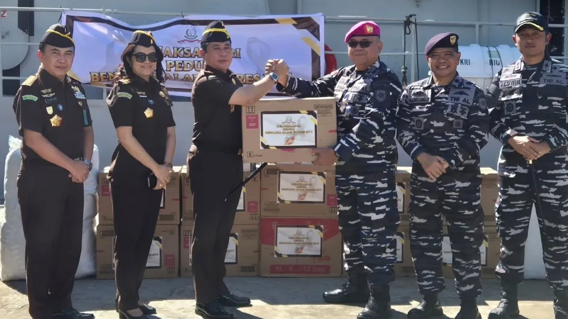 Kejaksaan RI Melalui Kejati NTT Salurkan Bantuan Kemanusiaan untuk Korban Bencana Gempa Bumi Flores