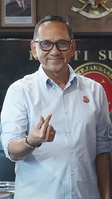 Momen Perpisahan dan Makna di Balik Pose `Saranghaeyo` Kajati Sulsel Dr Sila H Pulungan