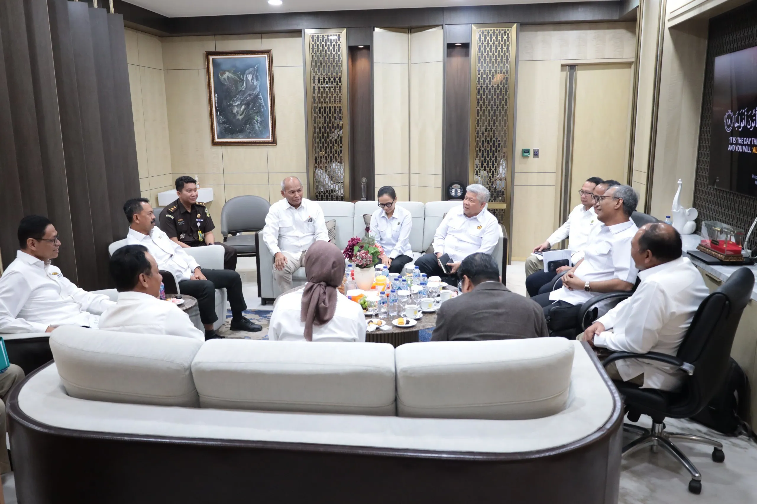 Wakil Jaksa Agung RI, Asep N Mulyana menerima kunjungan audiensi Wakil Menteri ESDM Yuliot Tanjung