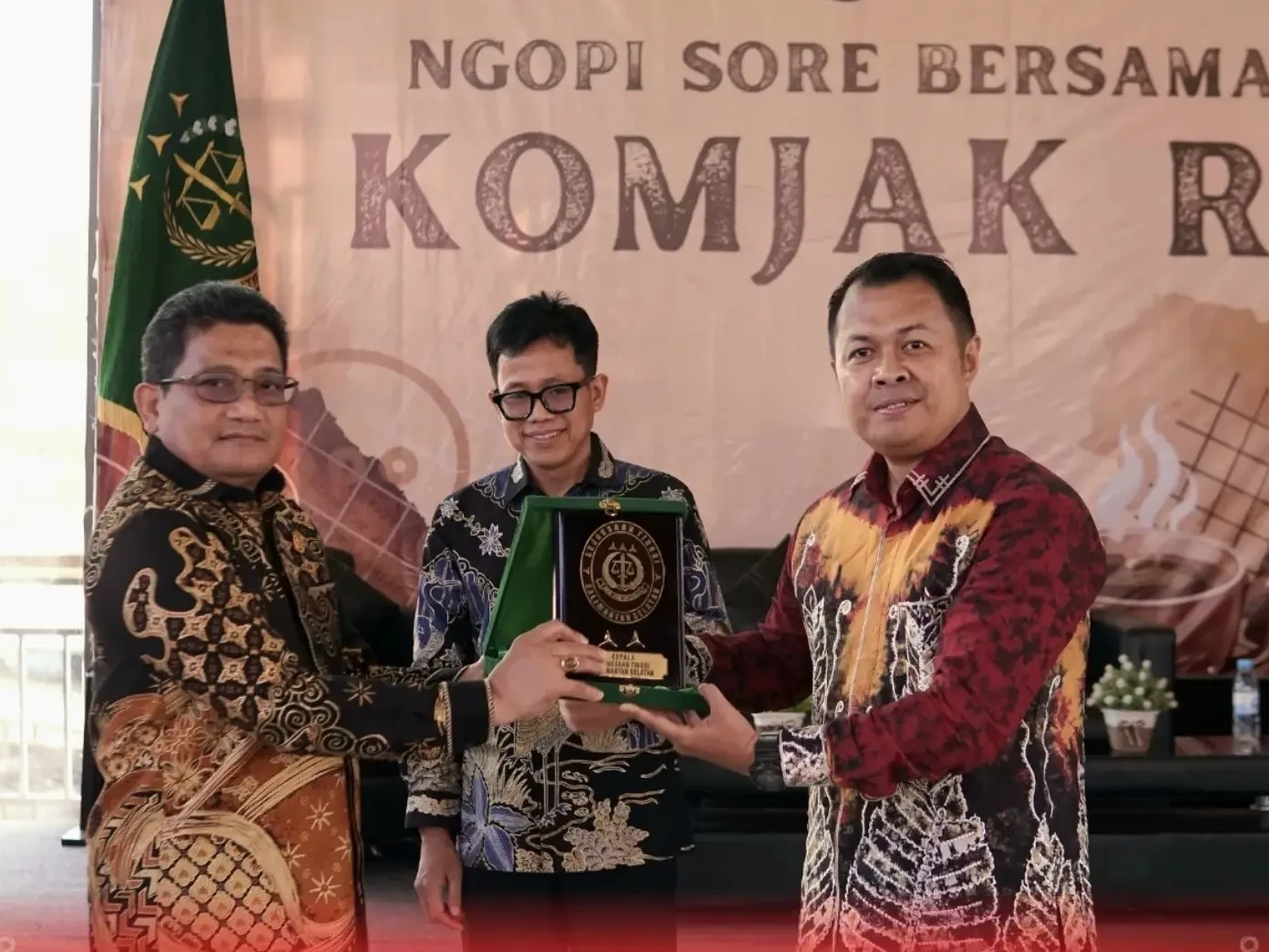 Hadir Ngopi Sore, Kejati Sulsel dan Komjak RI Diskusi Penegakan Hukum bersama Mahasiswa Universitas Achmad Yani Banjarmasin