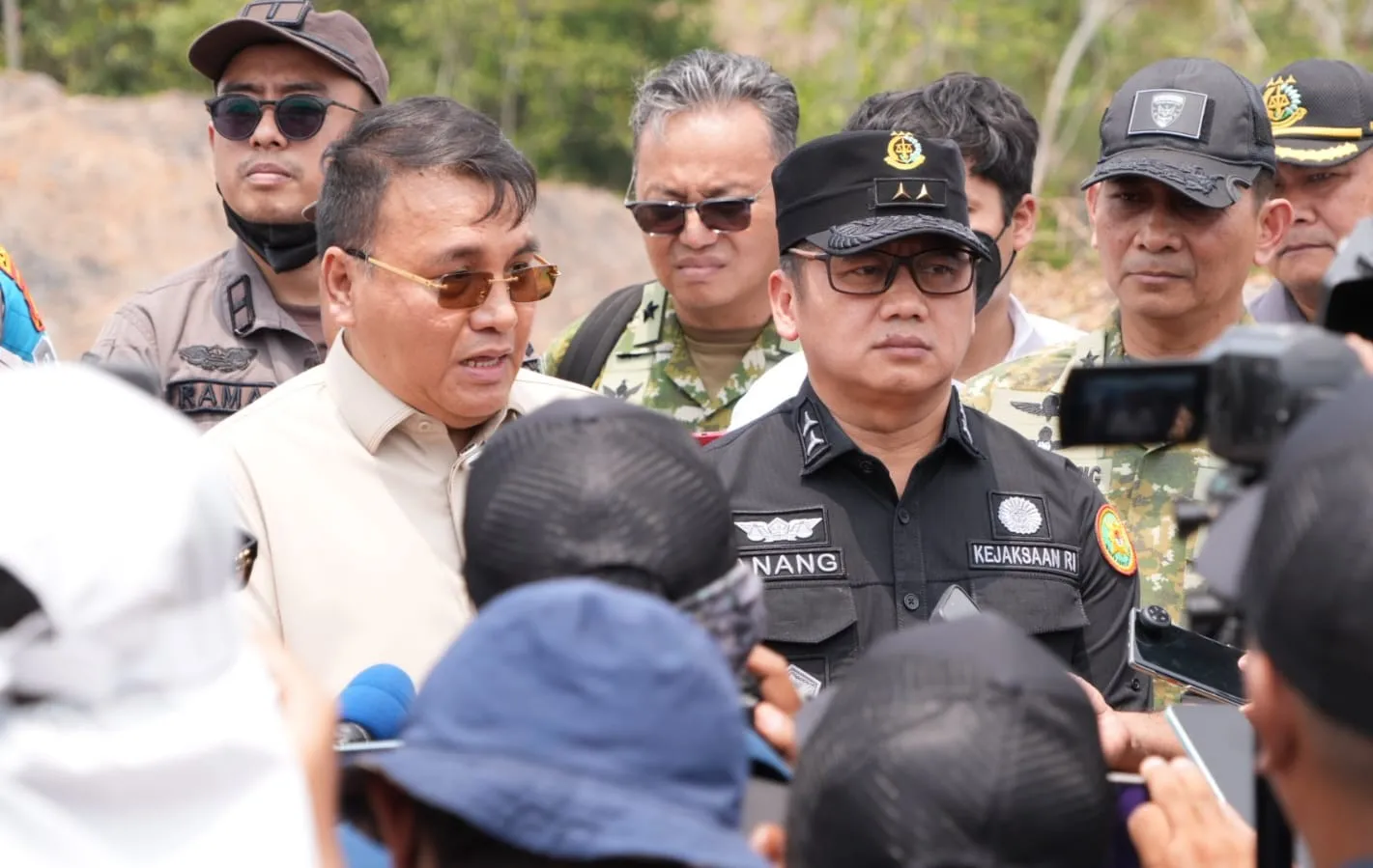 Juru Bicara Satgas PKH Maruli Tampubolon didampingi Kapuspenkum Kejagung, Anang Supriatna saat memberikan keterangan pers