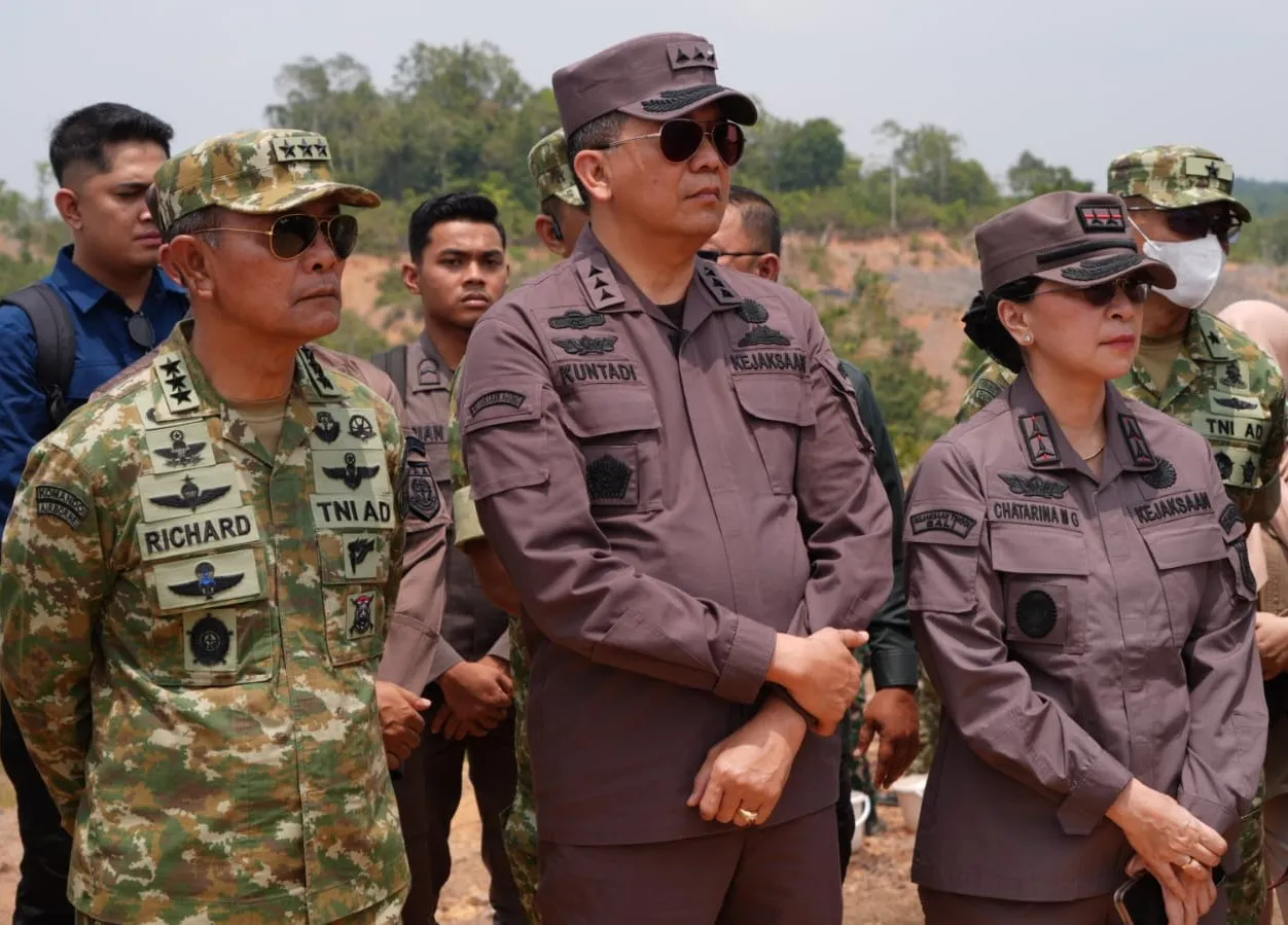Ketua Pelaksana Satgas PKH yang juga menjabat Jampidsus, Kuntadi bersama KASUM TNI TNI Letjen TNI Richard Taruli Tampubolon dan Kajati Kaltim, Chatarina Muliana