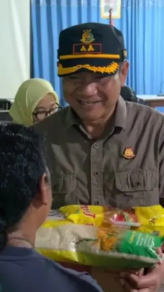 Kejari Ngada Salurkan Bantuan dari Kejaksaan RI kepada Warga 2 Desa Korban Gempa Bumi NTT