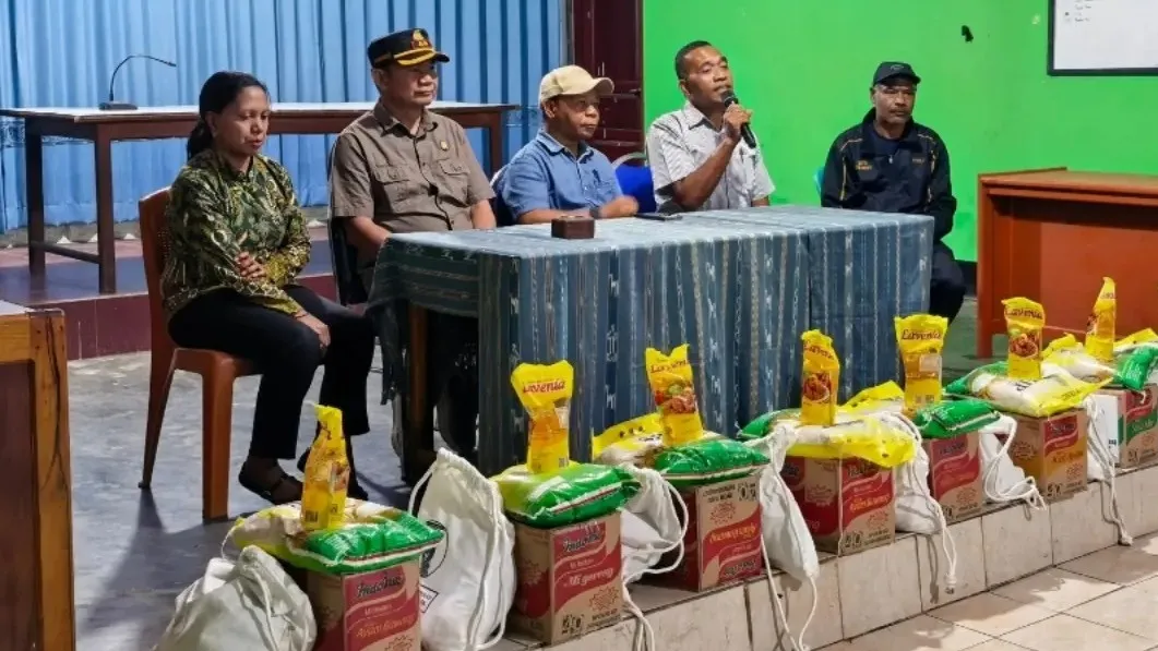 Kejari Ngada Salurkan Bantuan dari Kejaksaan RI kepada Warga 2 Desa Korban Gempa Bumi NTT