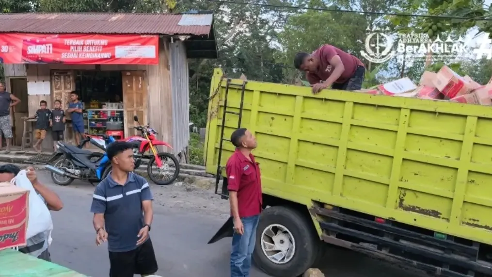 Kejari Ngada Salurkan Bantuan dari Kejaksaan RI kepada Warga 2 Desa Korban Gempa Bumi NTT