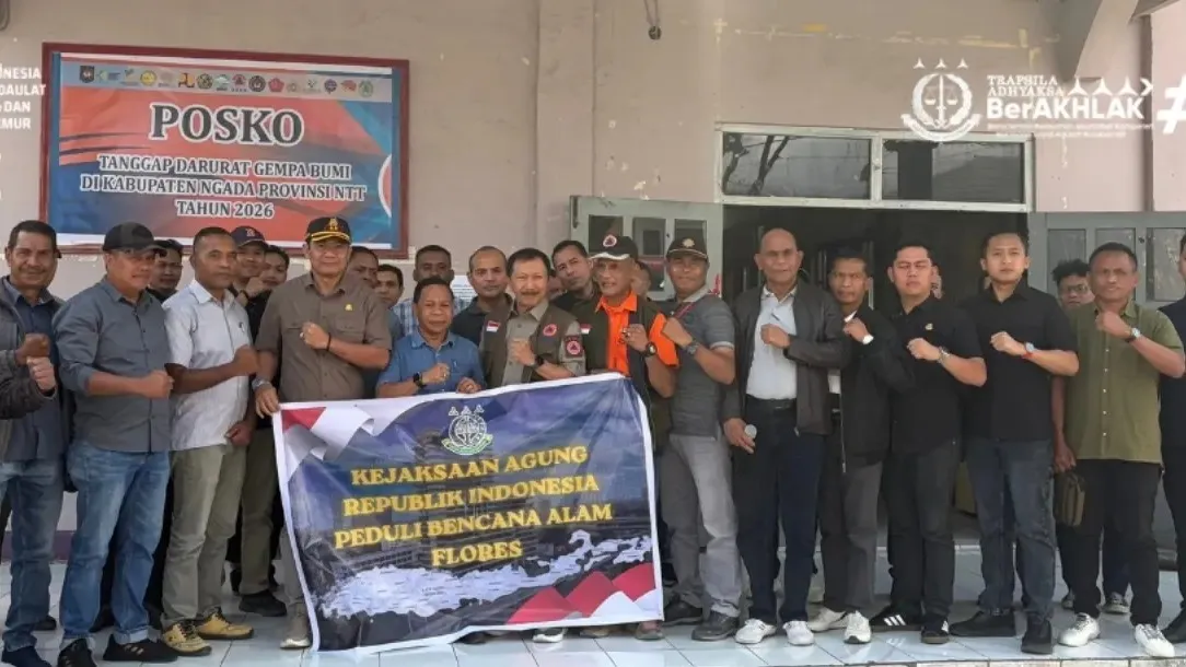 Kejari Ngada Salurkan Bantuan dari Kejaksaan RI kepada Warga 2 Desa Korban Gempa Bumi NTT