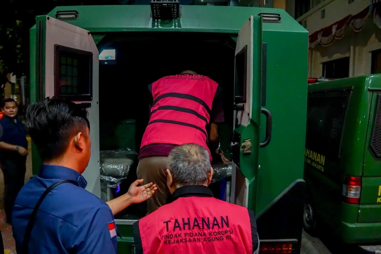 Penyidik Kejagung Serahkan 6 Tersangka dan Barang Bukti Perkara Korupsi PETRAL, PES dan ISC ke JPU Kejari Jakarta Pusat