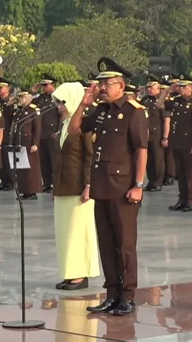 Wakil Jaksa Agung, Asep N Mulyana memimpin upacara ziarah dan tabur bunga di TMP Kalibatan jelang Hari Lahir Kejaksaan RI ke-81
