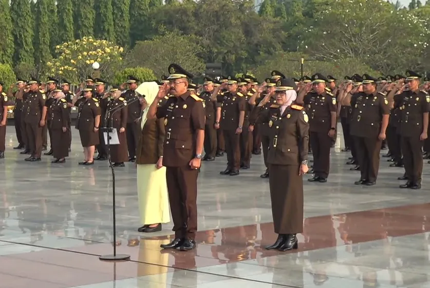 Wakil Jaksa Agung, Asep N Mulyana memimpin upacara ziarah dan tabur bunga di TMP Kalibatan jelang Hari Lahir Kejaksaan RI ke-81