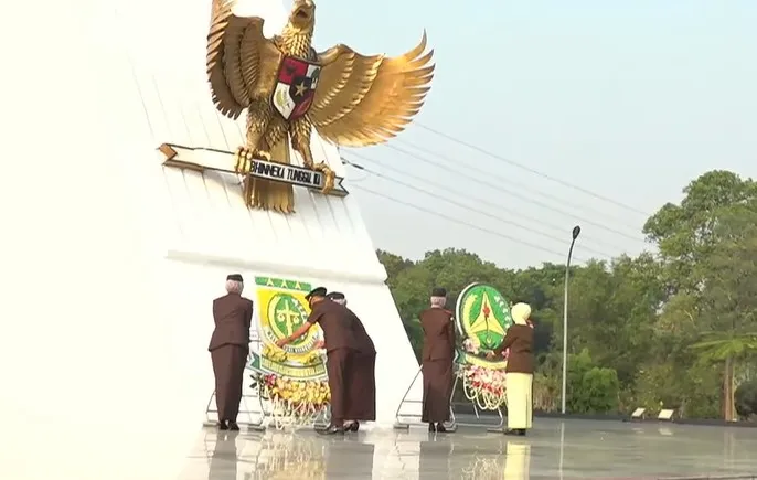 Wakil Jaksa Agung, Asep N Mulyana meletakkan karangan bunga di Tugu TMP Kalibatan