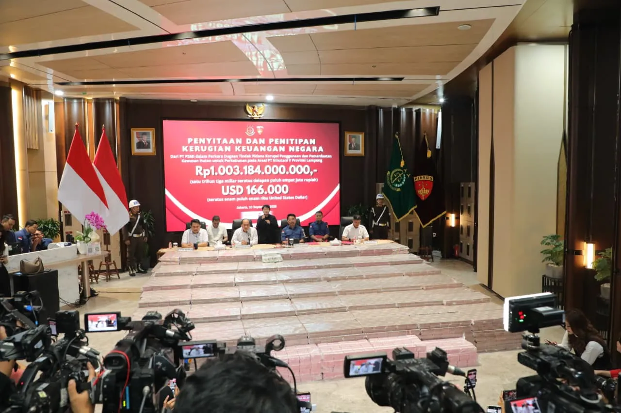 Kejagung memperlihatkan uang sitaan Rp1 triliun dan USD 160 ribu dalam perkara dugaan korupsi PT PSMI