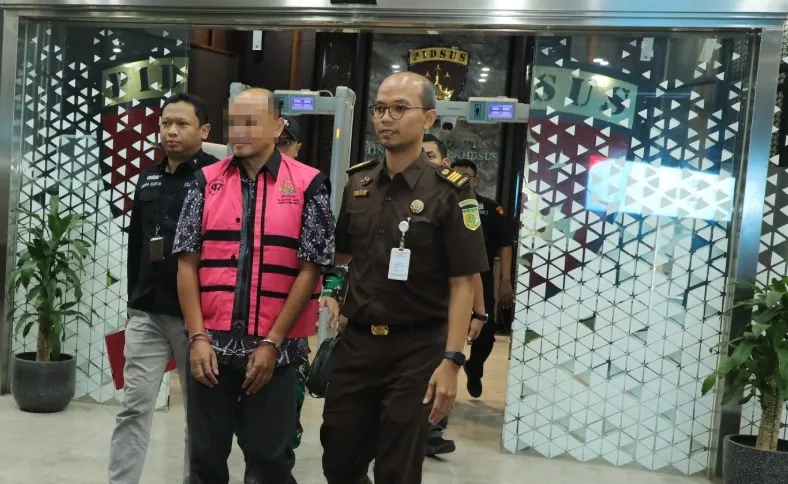 Tersangka perkara dugaan korupsi  tata kelola pertambangan mineral bukan logam yang dilakukan oleh PT PMM