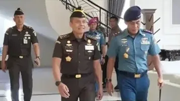 Jampidmil Mayjen TNI Dr. M. Ali Ridho bersama Gubernur AAL Laksda TNI Sigit Santoso