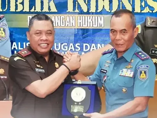 Kajati Jatim Dr. Abdul Qohar bersama Gubernur AAL Laksda TNI Sigit Santoso
