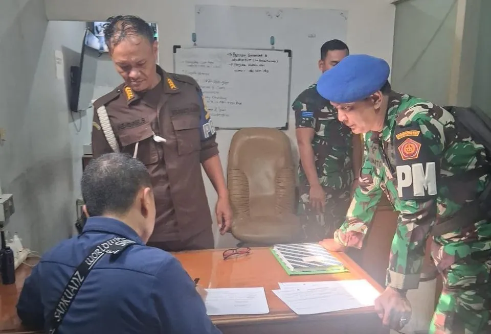 Penyidik JAM PIDSUS Serahkan 5 Tersangka Perkara Tambang PT QSS di Kalbar ke Penuntut Umum Kejari Jaksel