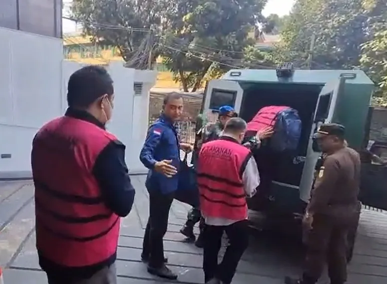 Penyidik JAM PIDSUS Serahkan 5 Tersangka dan Barang Bukti Perkara Tambang PT QSS di Kalbar ke Penuntut Umum Kejari Jaksel