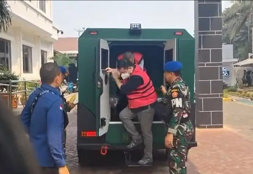 Penyidik JAM PIDSUS Serahkan 5 Tersangka dan Barang Bukti Perkara Tambang PT QSS di Kalbar ke Penuntut Umum Kejari Jaksel
